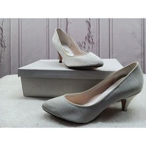 Vintage Fayva Pumps Women's SZ 6M Well Preserved Off White Textured Fabric 1980s